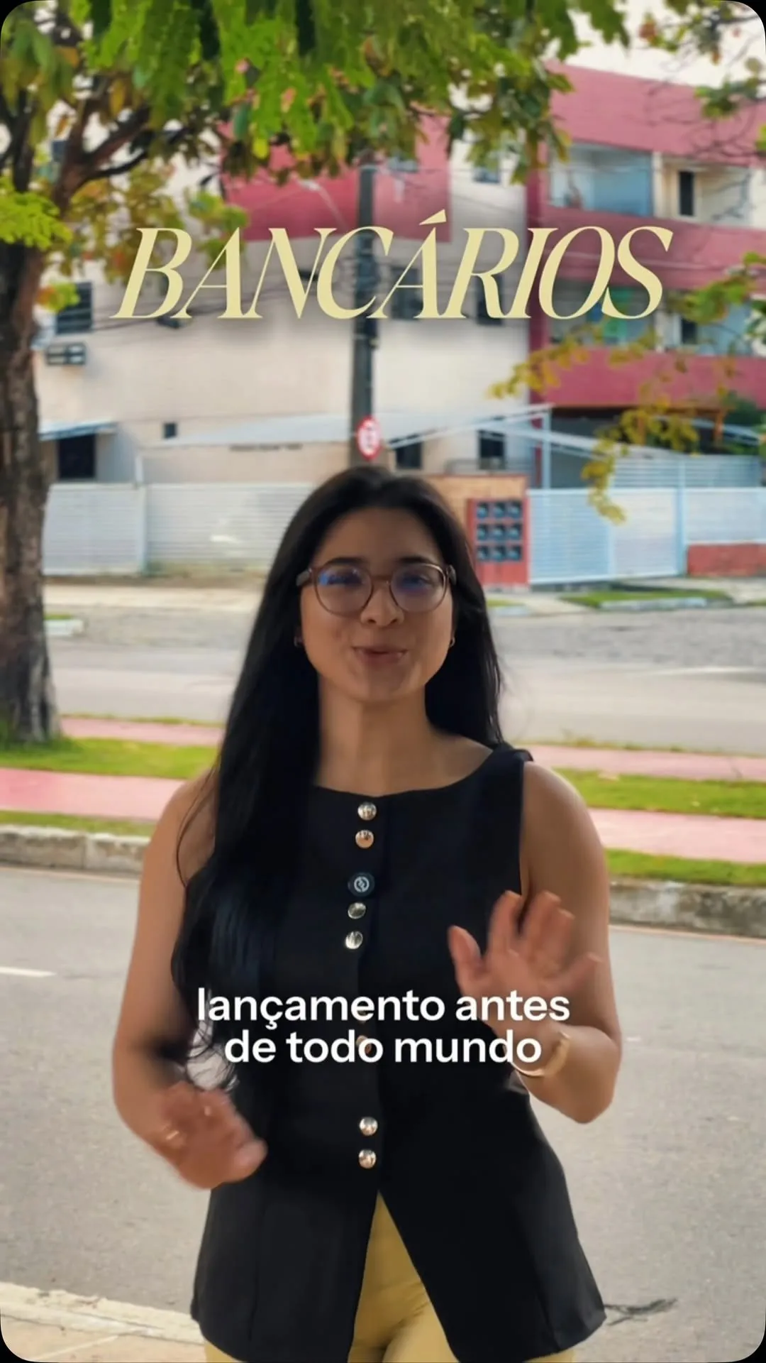 Corretora apresentando o lançamento nos Bancários