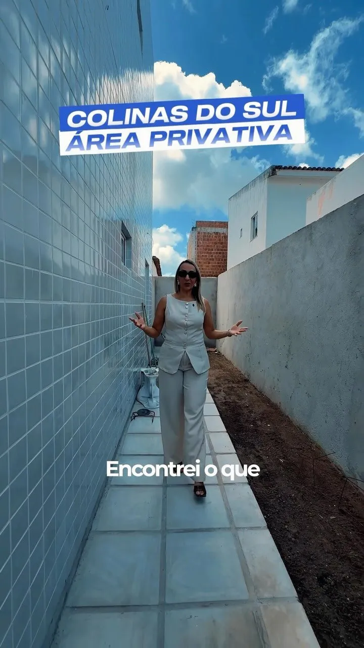 Corretora no corredor de apartamento com área privativa