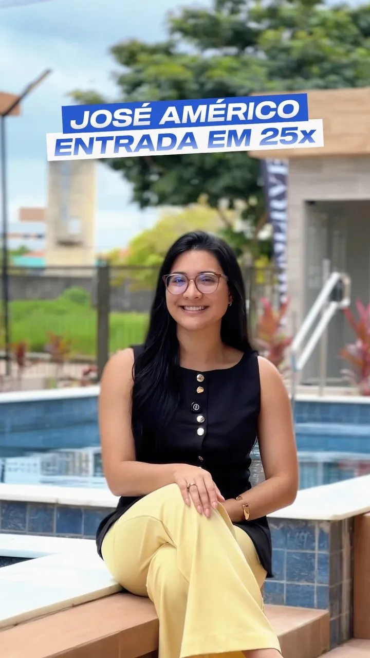 Corretora na área da piscina do condomínio