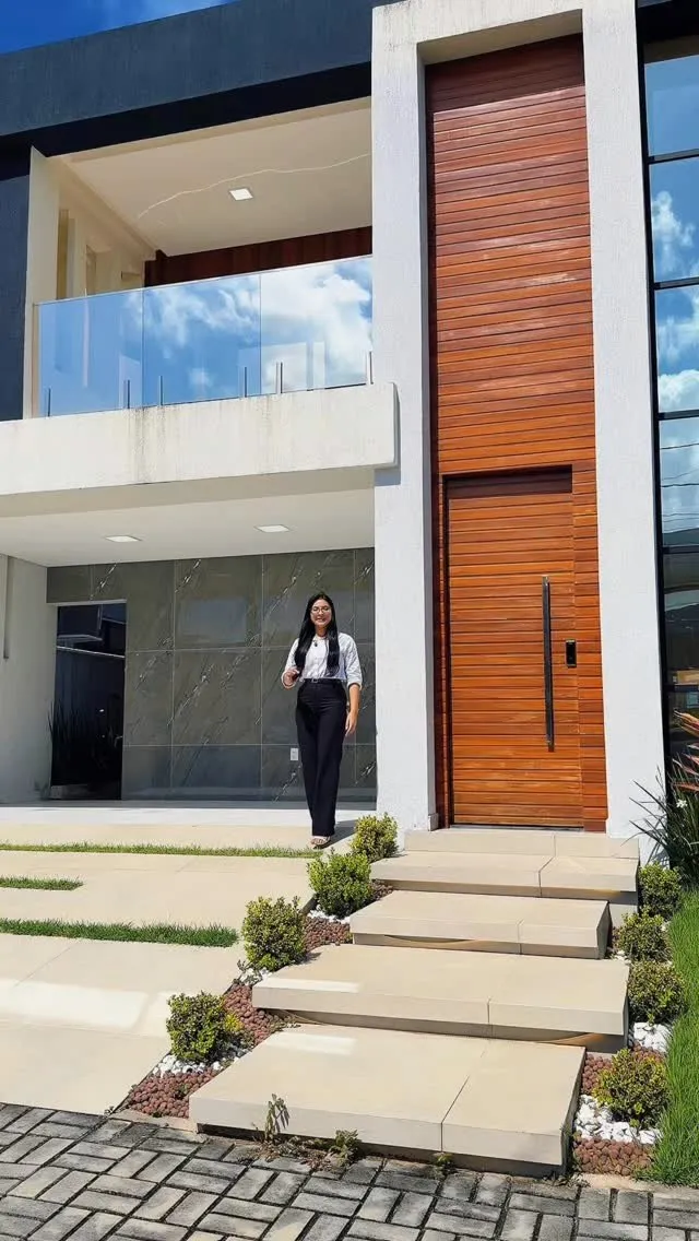 Fachada de casa alto padrão com porta de madeira