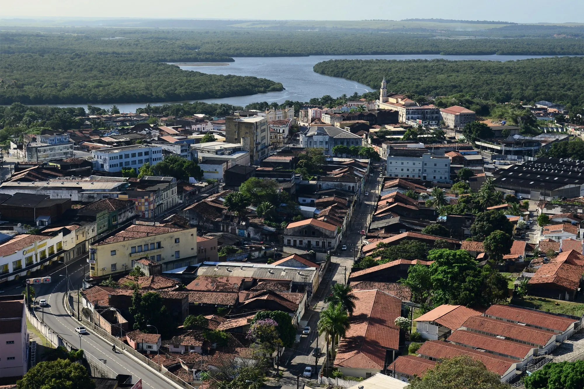 Vista aérea da cidade, com o rio e o mangue ao fundo